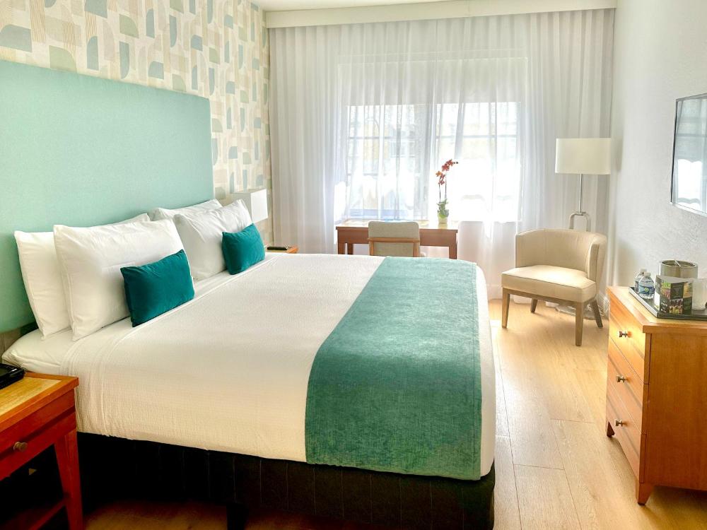 Partial Ocean View King Room interior
